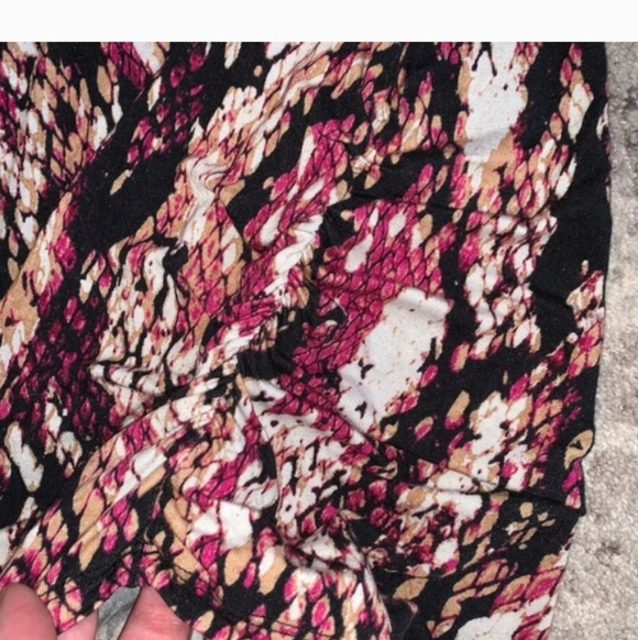 Dana Buchman Snake Print Long Sleeve Top -Black, White, Pink, Brown 19 inches p2 - Picture 2 of 4